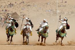 Image du Maroc Professionnelle de  Course typiquement marocaine dite ''la Fantasia'' organisé dans un site désertique sur lequel la ville de Tan Tan a toujours accueilli la majorité des tribus et des grandes familles nomades du désert lors d'un grand moussem, Samedi 24 Mars 2012. (Photo / Abdeljalil Bounhar)

 